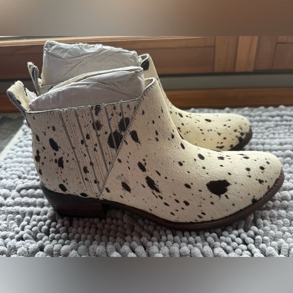 Matisse NWOT calf fur, white and dark brown. Made in Brazil 9M. In box. - Picture 7 of 15